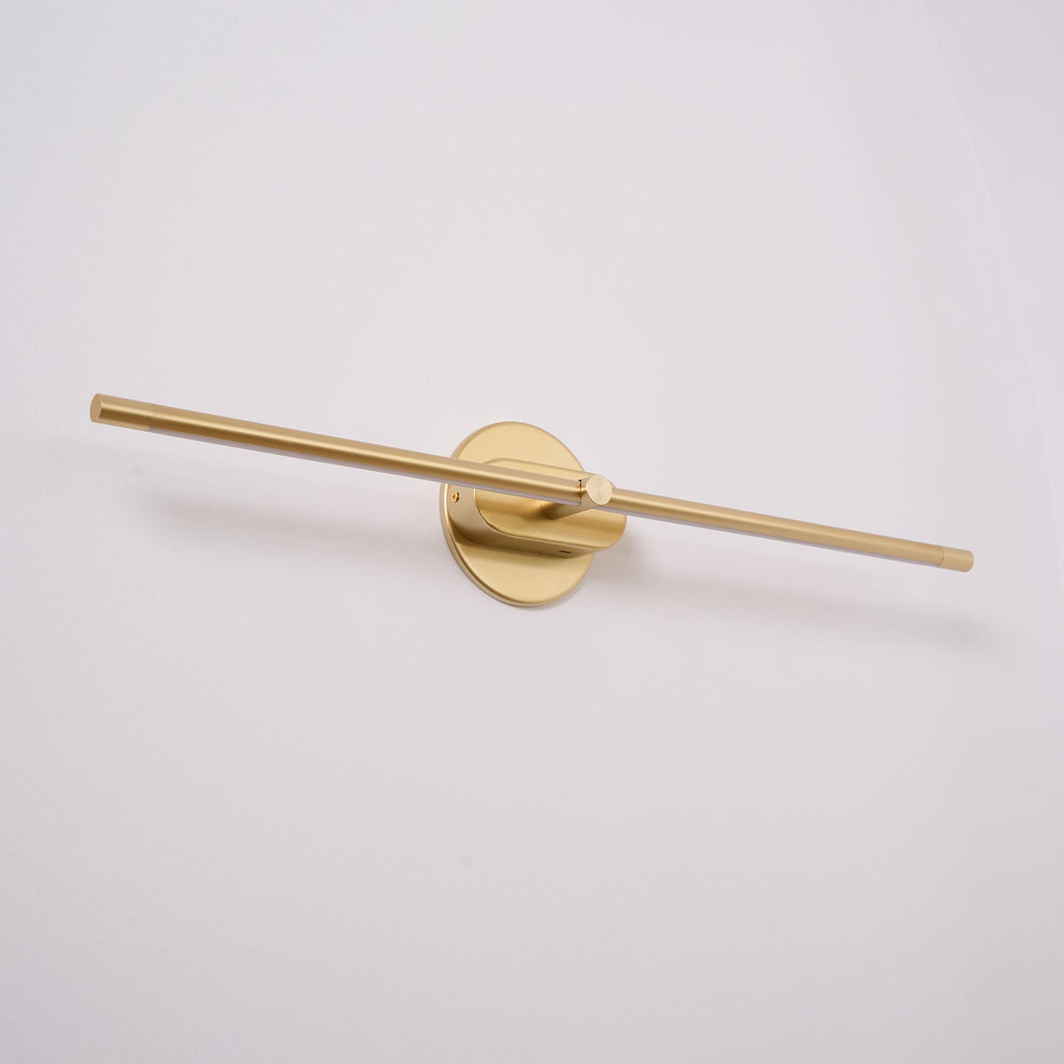 Lámpara de espejo de baño LED de 27 pulgadas, aplique de pared recargable y regulable, inalámbrico, color negro y dorado, accesorio de tocador con control táctil para baño de visitas
