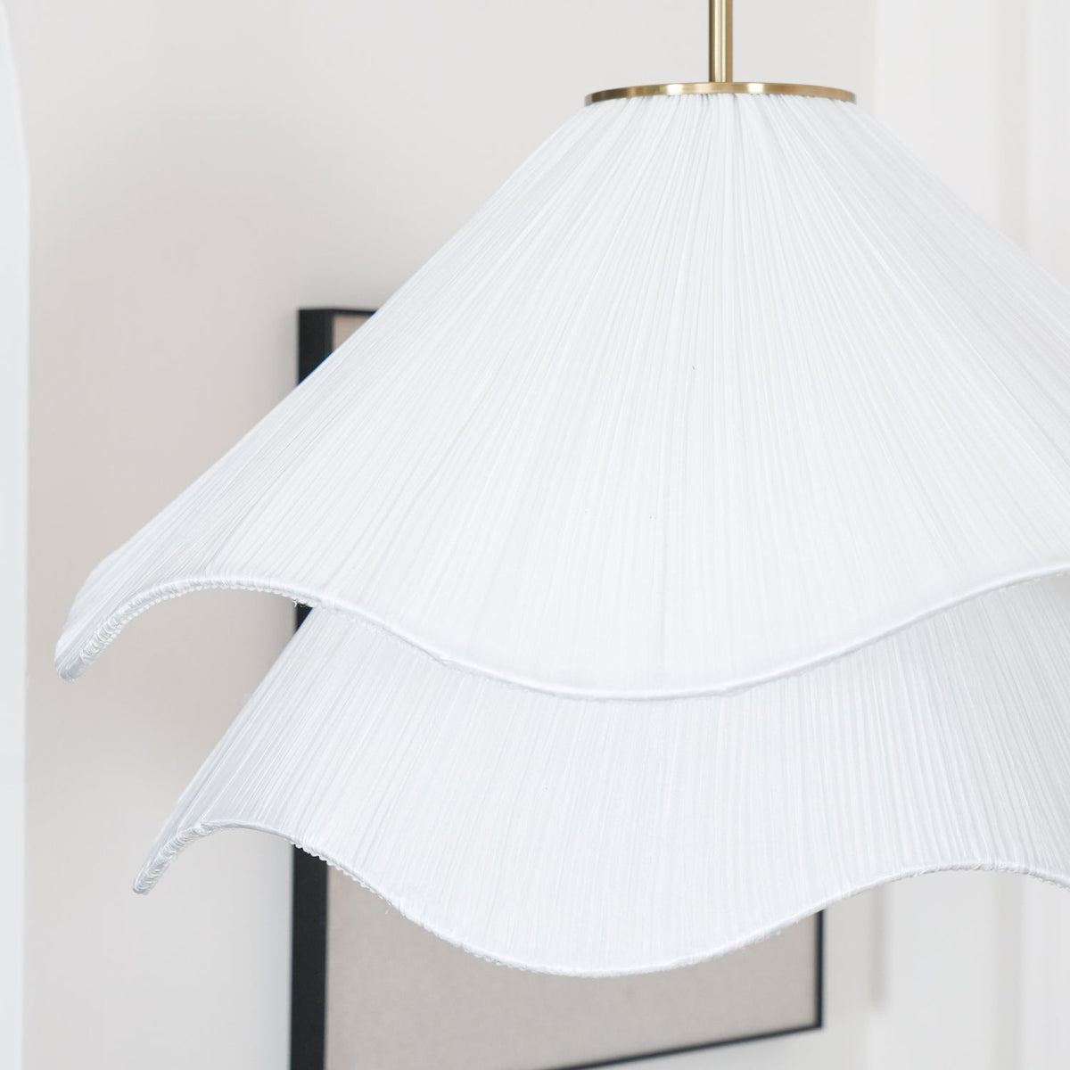 Lámpara colgante de pétalos de flores en capas, blanca y dorada, 24 pulgadas de diámetro, altura ajustable para comedor, cocina, dormitorio, sobre la mesa o isla | Thomler