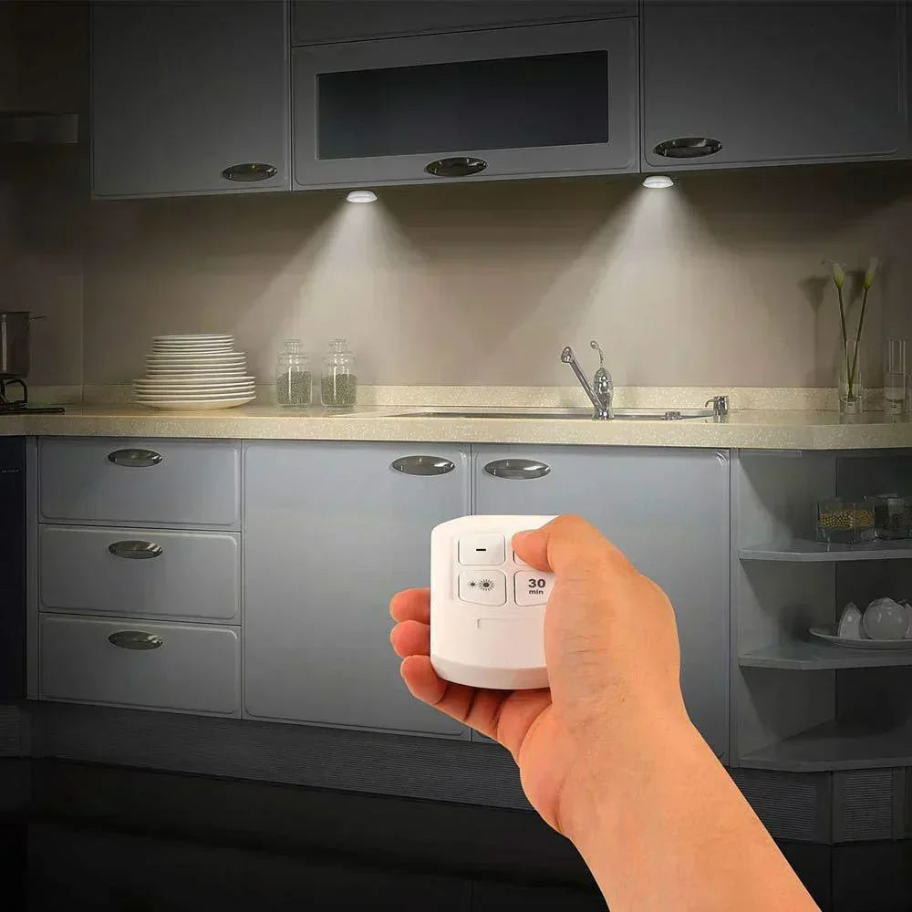 Batteriebetriebene LED-Puck-Leuchten mit Fernbedienung, 3er-Set, kabellose weiße Aufkleb-Spots für Schränke, Garderoben, Regale, Unterbauleuchten | Thomler