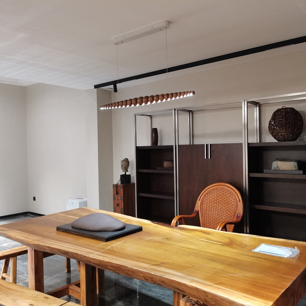Hangende LED-armatuur 46 inch Metaal Hout Acryl Bolhanglamp 3000K Eigentijdse plafondlamp voor kookeiland eettafel | Thomler