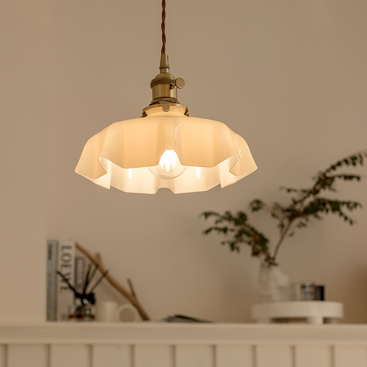Hanglamp met textuur koepelkap in wit, beige, roze en blauw voor keukeneiland en eetkamer, in hoogte verstelbare hanglamp voor binnen | Thomler