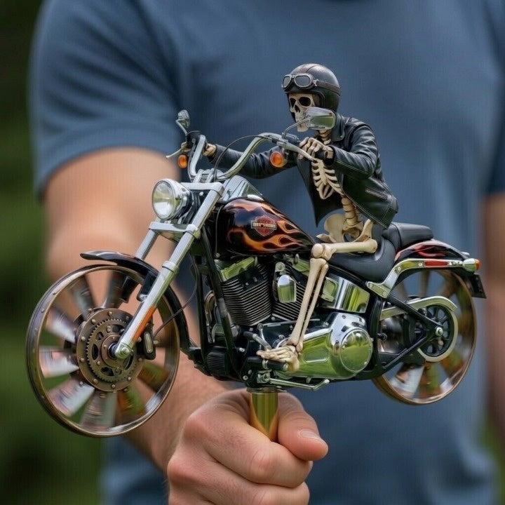 Skelet-motorfiets windspinner met grondpen voor in de tuin
