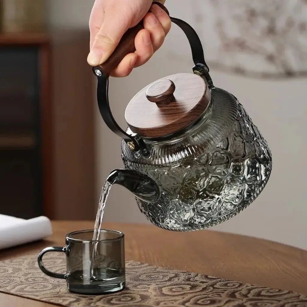 Transparente Glasteekanne mit herausnehmbarem Sieb & Holzgriff, 1 Liter Fassungsvermögen, hitzebeständiger Teebereiter für losen Kräuter-, Grün-, Schwarz- und Oolong-Tee für den täglichen Gebrauch | Thomler