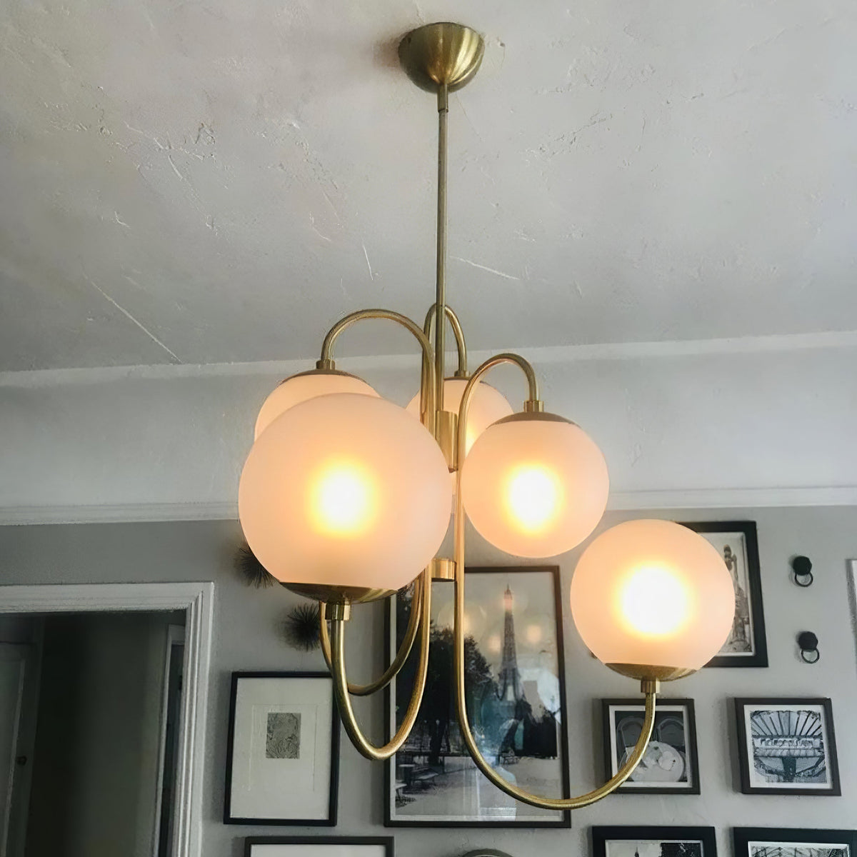 Lámpara de techo de varios brazos, marco de metal, pantallas de vidrio esmerilado, oro, negro, blanco, 30 pulgadas de diámetro, para sala de estar, comedor, dormitorio, luz superior | Thomler