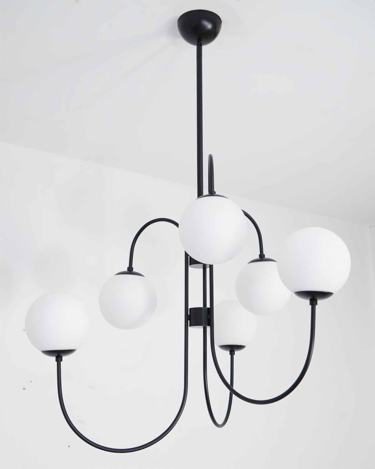 Lámpara de techo de varios brazos, marco de metal, pantallas de vidrio esmerilado, oro, negro, blanco, 30 pulgadas de diámetro, para sala de estar, comedor, dormitorio, luz superior | Thomler
