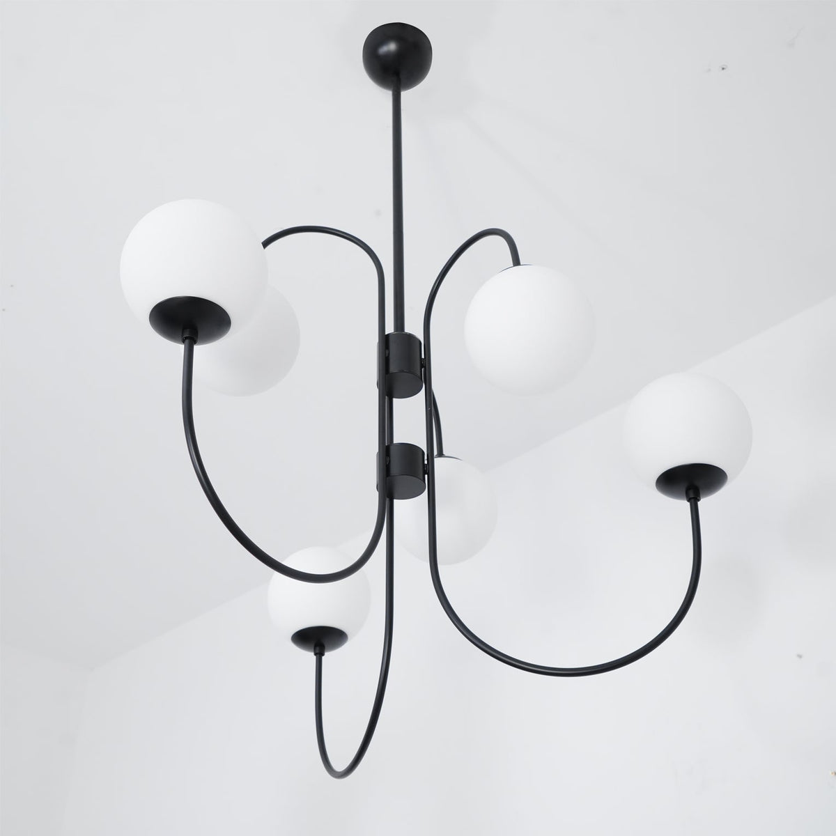 Lámpara de techo de varios brazos, marco de metal, pantallas de vidrio esmerilado, oro, negro, blanco, 30 pulgadas de diámetro, para sala de estar, comedor, dormitorio, luz superior | Thomler