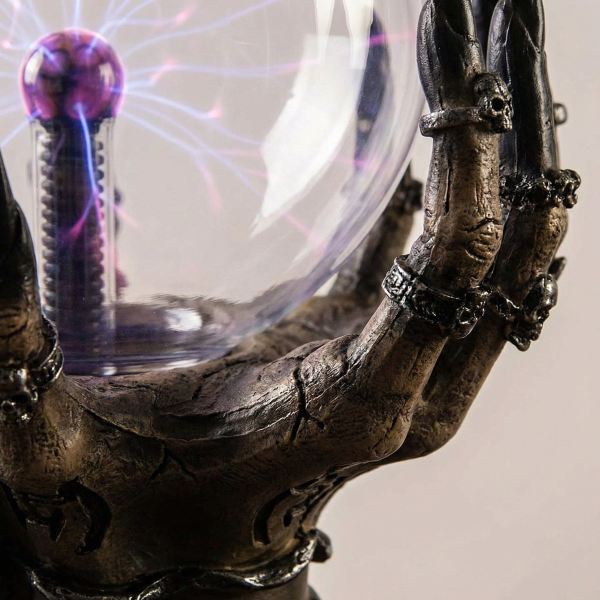 Skeletthand-Plasma-Lampe mit interaktiver Touch-Kugel und farbwechselndem Licht
