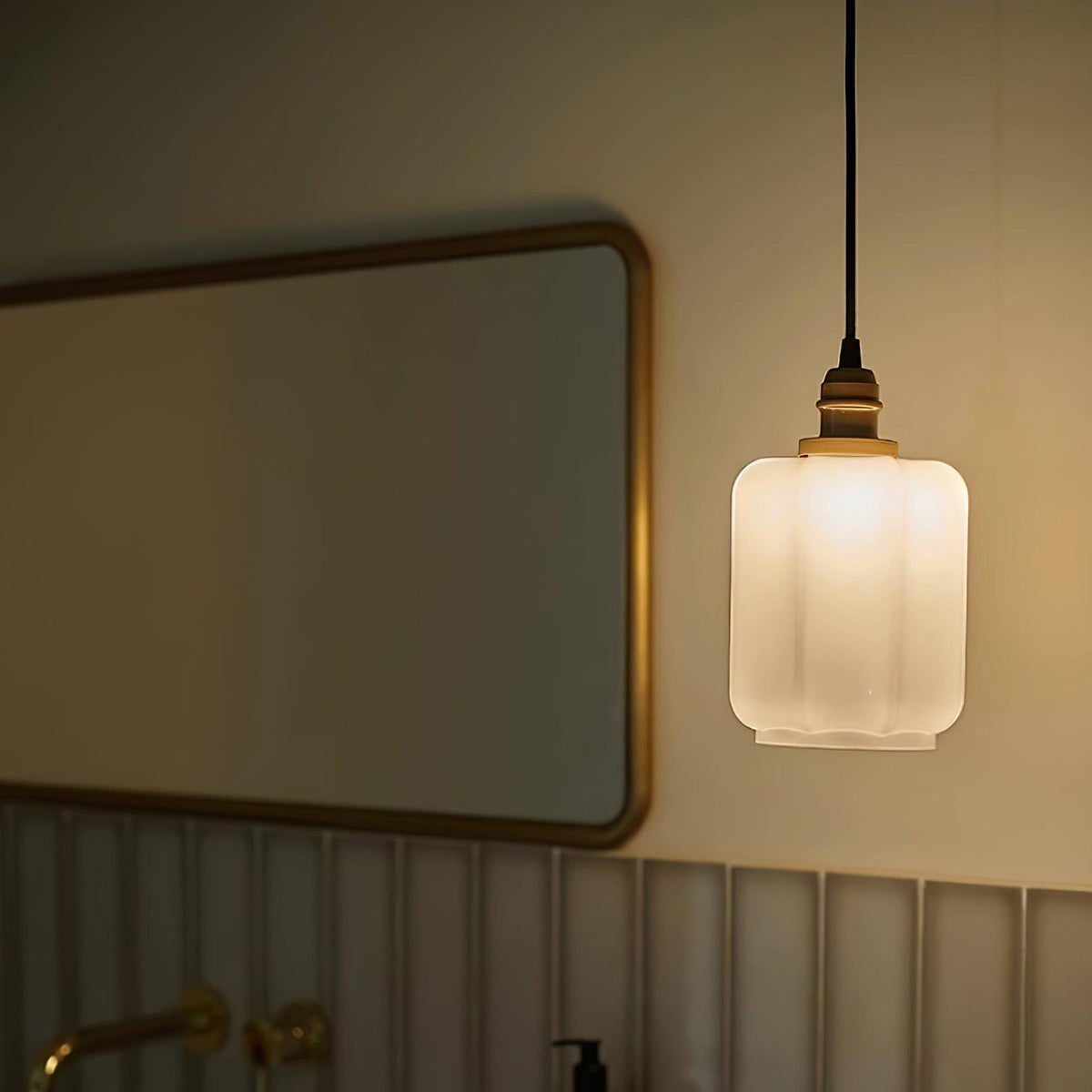 Glazen bol hanglamp met verstelbaar snoer, wit messing plafondarmatuur voor slaapkamer, eetkamer, keukeneiland, messing afwerking 6 inch pendel | Thomler