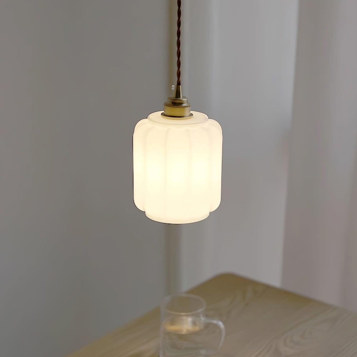 Glazen bol hanglamp met verstelbaar snoer, wit messing plafondarmatuur voor slaapkamer, eetkamer, keukeneiland, messing afwerking 6 inch pendel | Thomler