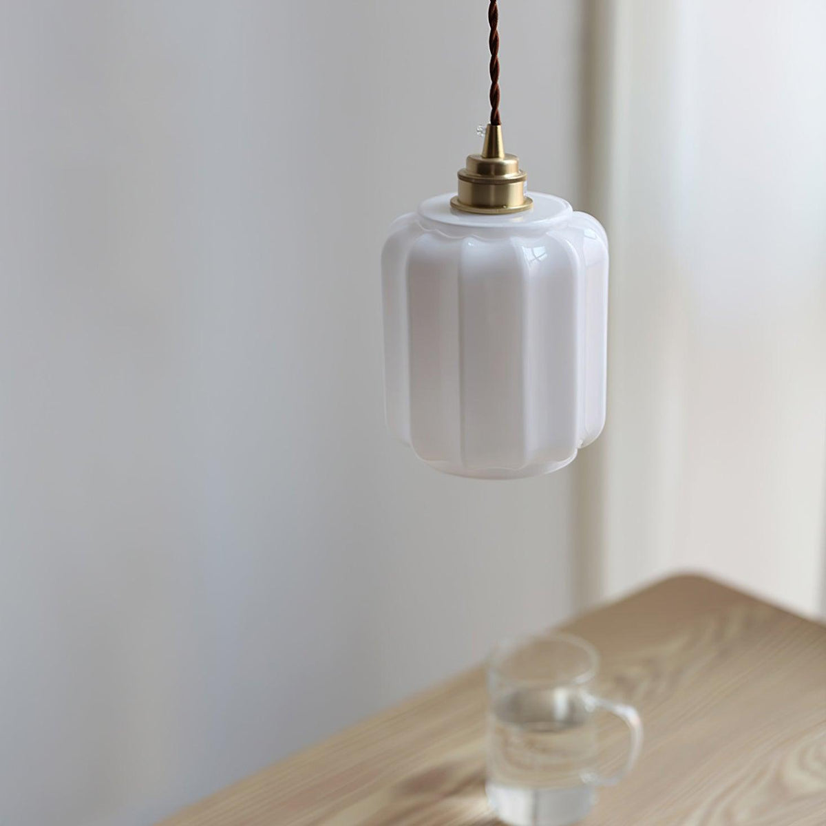 Glazen bol hanglamp met verstelbaar snoer, wit messing plafondarmatuur voor slaapkamer, eetkamer, keukeneiland, messing afwerking 6 inch pendel | Thomler