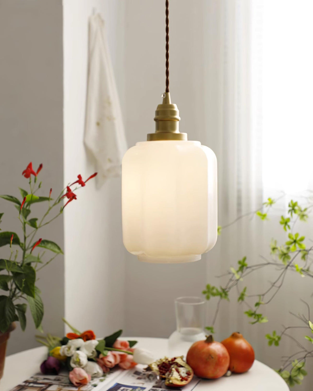 Glazen bol hanglamp met verstelbaar snoer, wit messing plafondarmatuur voor slaapkamer, eetkamer, keukeneiland, messing afwerking 6 inch pendel | Thomler