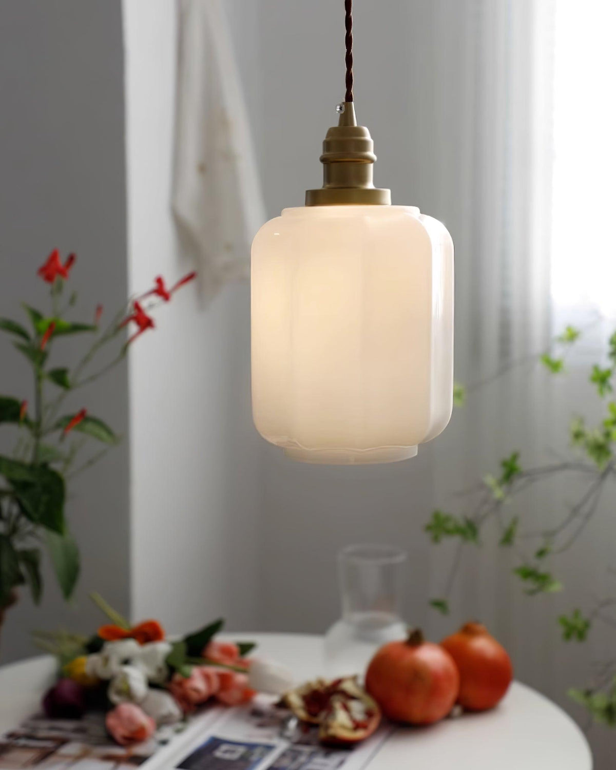 Glazen bol hanglamp met verstelbaar snoer, wit messing plafondarmatuur voor slaapkamer, eetkamer, keukeneiland, messing afwerking 6 inch pendel | Thomler