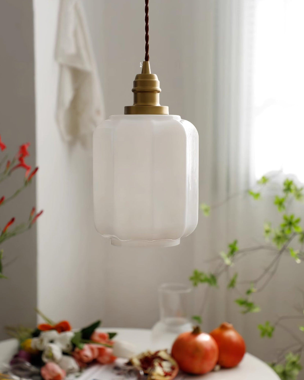 Glazen bol hanglamp met verstelbaar snoer, wit messing plafondarmatuur voor slaapkamer, eetkamer, keukeneiland, messing afwerking 6 inch pendel | Thomler