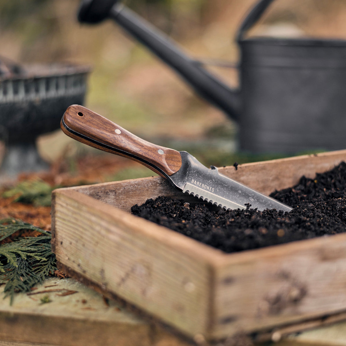 Japanese-Style Garden Digging Knife with Serrated Edge & Walnut Handle for Weeding, Planting & Transplanting | Thomler