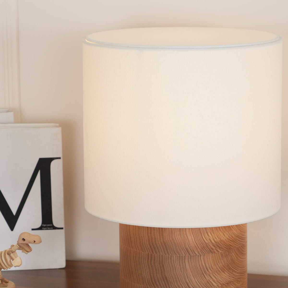 Nachttischlampe aus Holz mit Leinenschirm – 30 cm moderne Akzentleuchte für Schlafzimmer, Wohnzimmer-Beistelltisch, Leseecke – warmes Licht | Thomler