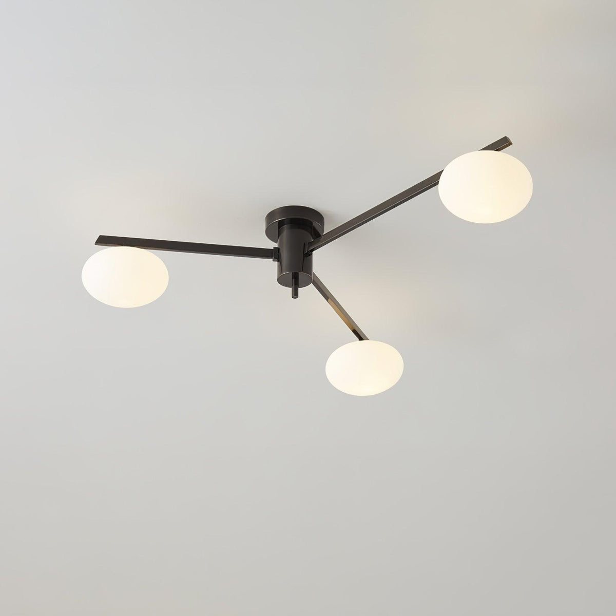 Lámpara de techo semiempotrada ajustable con brazos múltiples y globos esmerilados para comedor, cocina o sala de estar | Estructura en negro o latón, casquillo G9 | Thomler