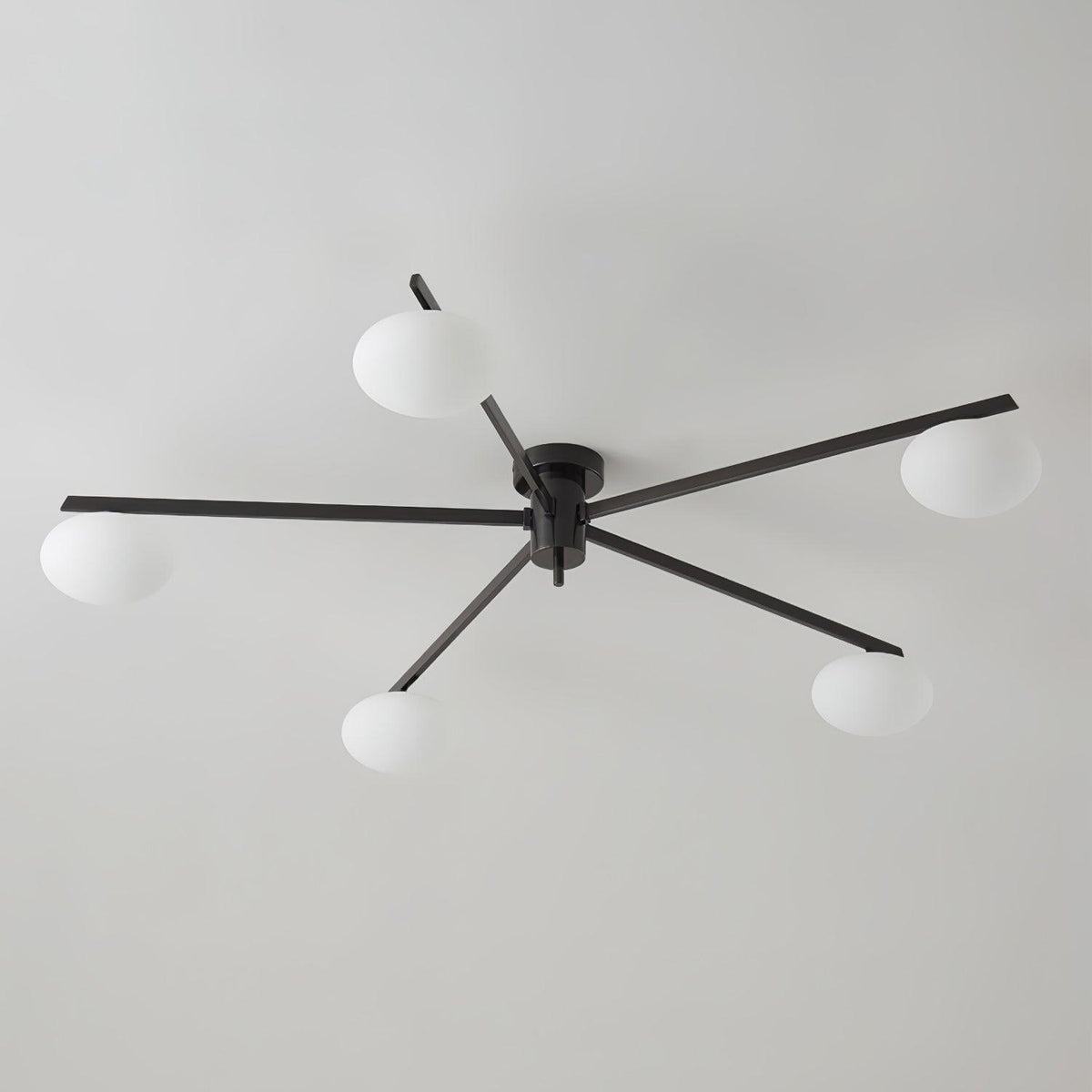 Lámpara de techo semiempotrada ajustable con brazos múltiples y globos esmerilados para comedor, cocina o sala de estar | Estructura en negro o latón, casquillo G9 | Thomler