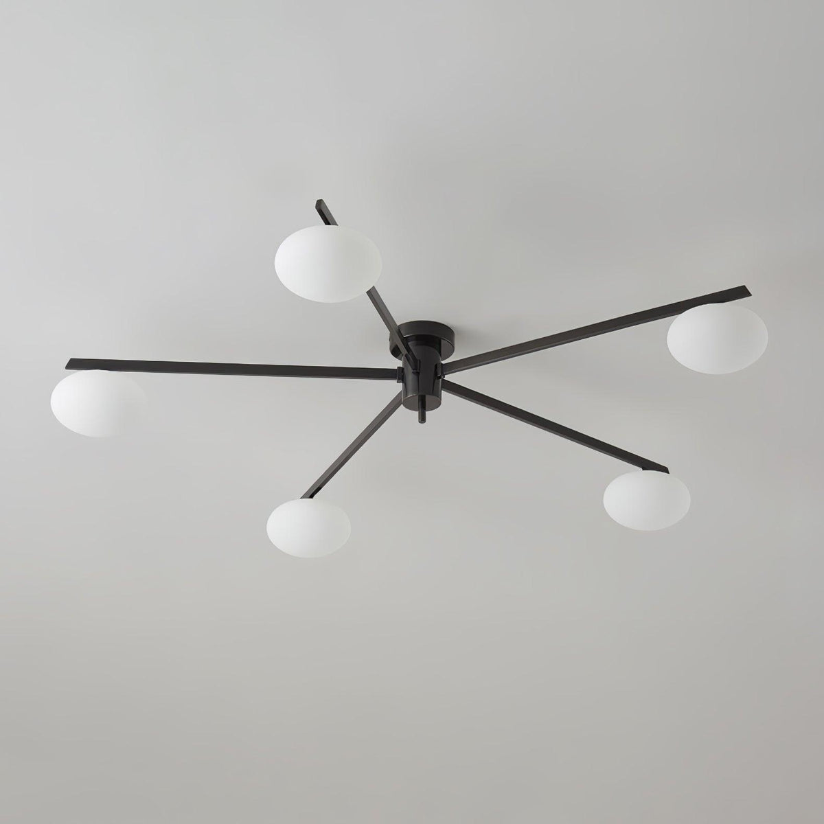 Lámpara de techo semiempotrada ajustable con brazos múltiples y globos esmerilados para comedor, cocina o sala de estar | Estructura en negro o latón, casquillo G9 | Thomler