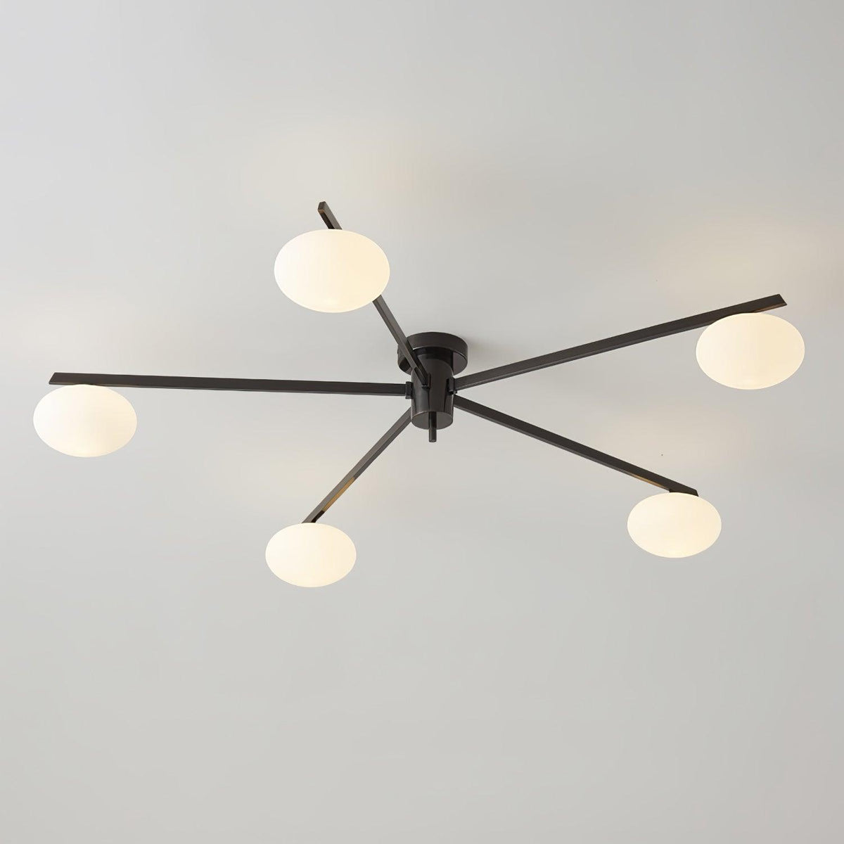 Lámpara de techo semiempotrada ajustable con brazos múltiples y globos esmerilados para comedor, cocina o sala de estar | Estructura en negro o latón, casquillo G9 | Thomler