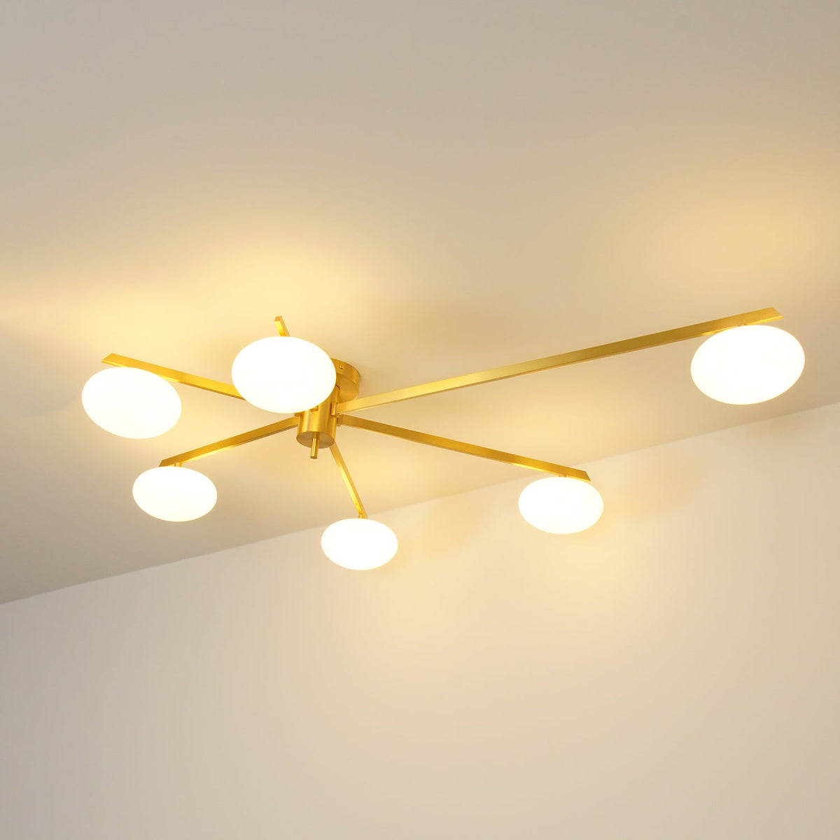 Lámpara de techo semiempotrada ajustable con brazos múltiples y globos esmerilados para comedor, cocina o sala de estar | Estructura en negro o latón, casquillo G9 | Thomler