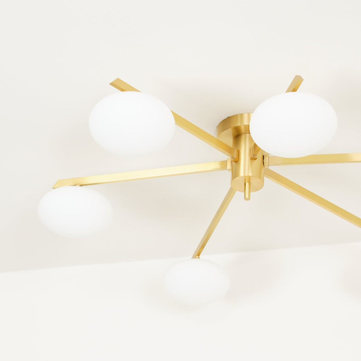 Lámpara de techo semiempotrada ajustable con brazos múltiples y globos esmerilados para comedor, cocina o sala de estar | Estructura en negro o latón, casquillo G9 | Thomler