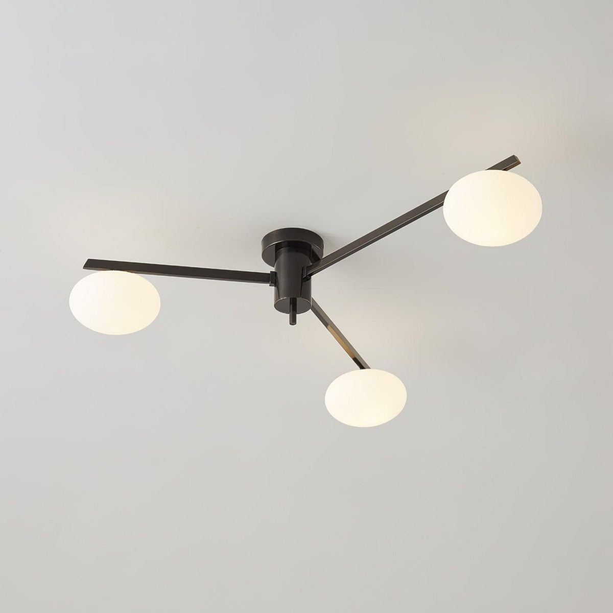 Lámpara de techo semiempotrada ajustable con brazos múltiples y globos esmerilados para comedor, cocina o sala de estar | Estructura en negro o latón, casquillo G9 | Thomler