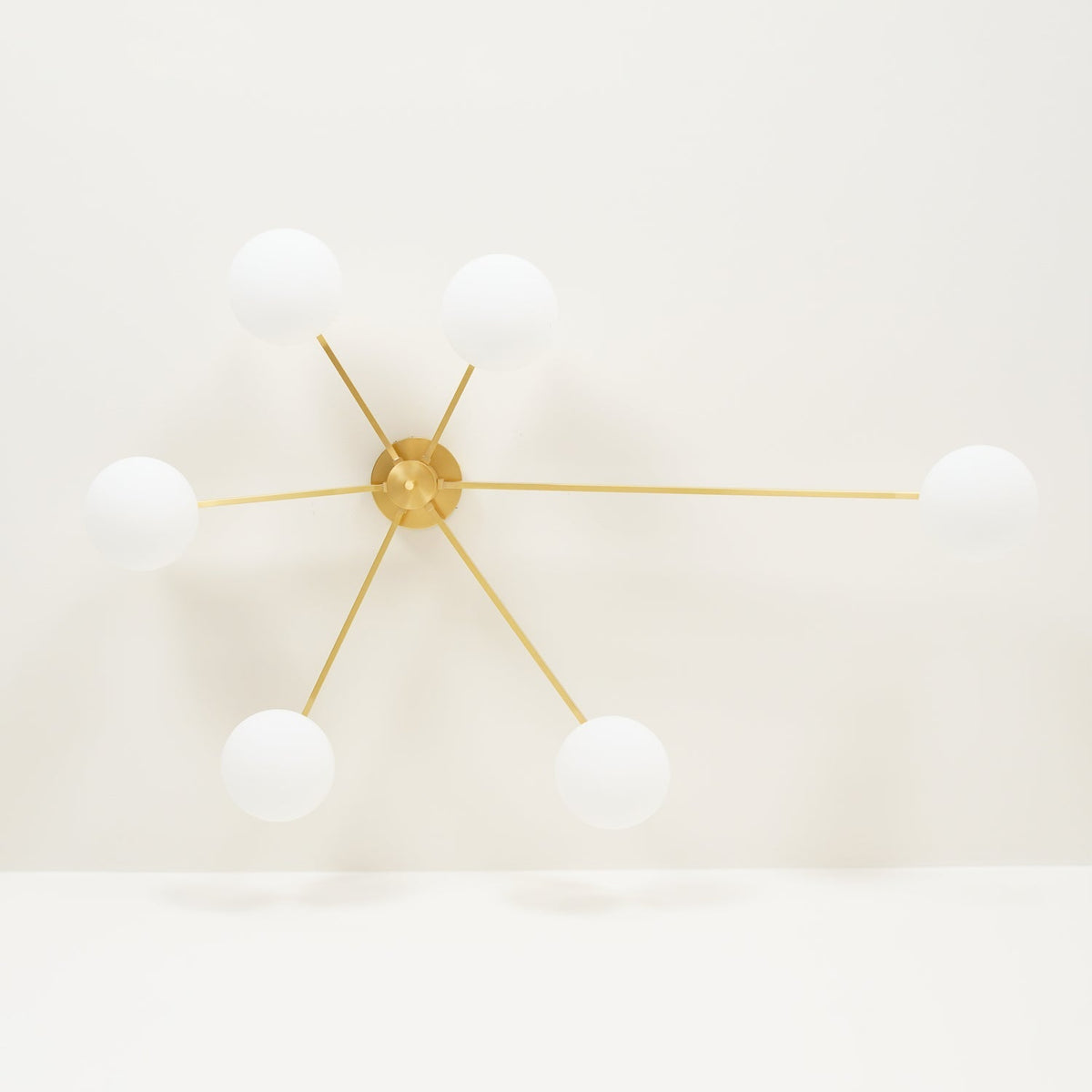 Lámpara de techo semiempotrada ajustable con brazos múltiples y globos esmerilados para comedor, cocina o sala de estar | Estructura en negro o latón, casquillo G9 | Thomler