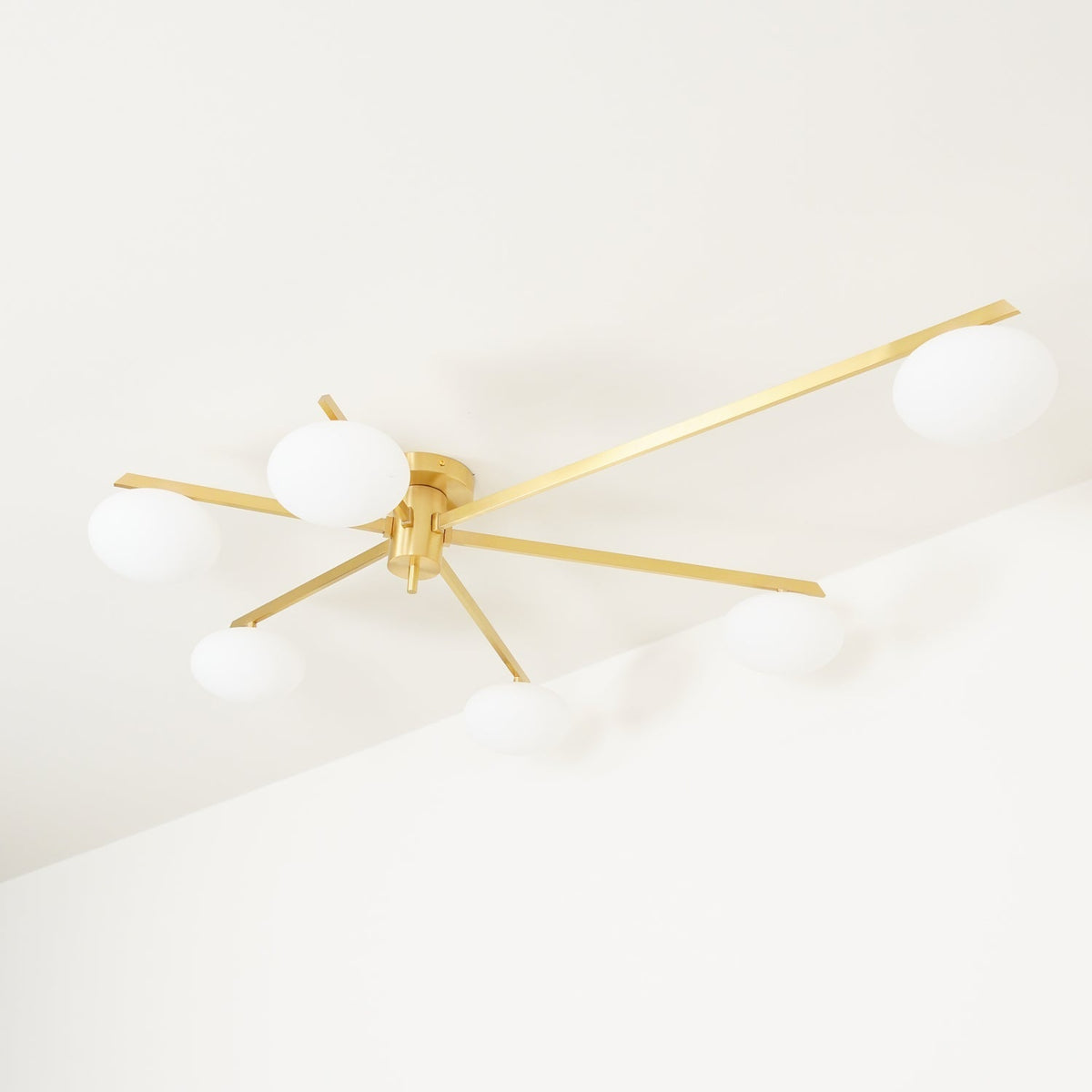 Lámpara de techo semiempotrada ajustable con brazos múltiples y globos esmerilados para comedor, cocina o sala de estar | Estructura en negro o latón, casquillo G9 | Thomler