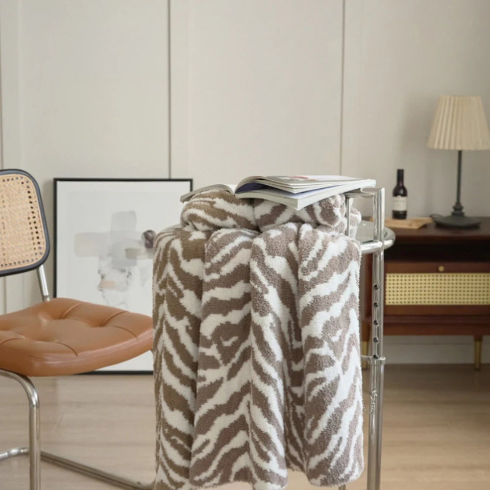 Black & White Animal Print Microfiber Throw Blanket – Plush Velvet Accent for Couch or Bed