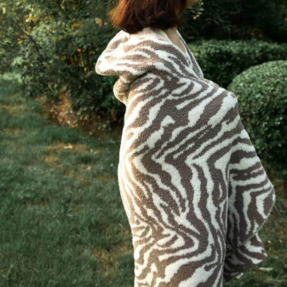 Black & White Animal Print Microfiber Throw Blanket – Plush Velvet Accent for Couch or Bed