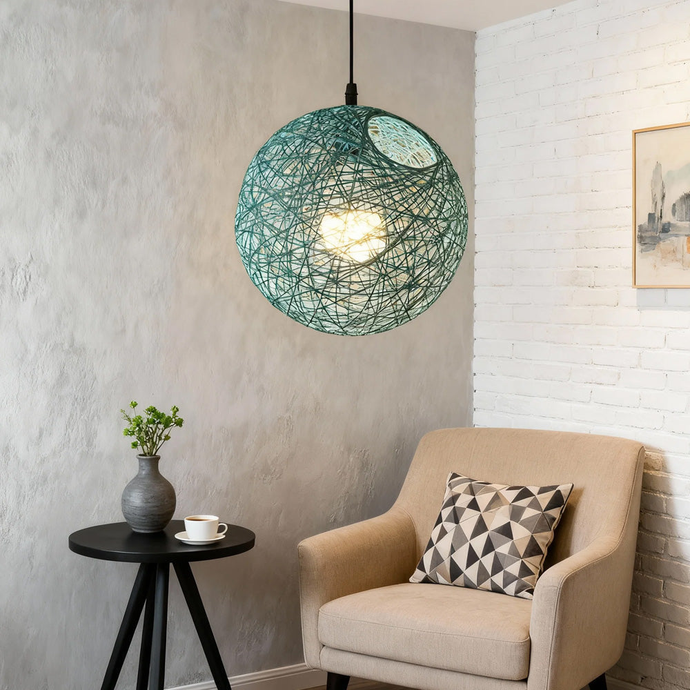 Geweven Bolvormige Plafondlamp voor Eet- en Woonkamers – Handgemaakte Hanglamp van Natuurlijke Vezels met Warme, Gefilterde Gloed