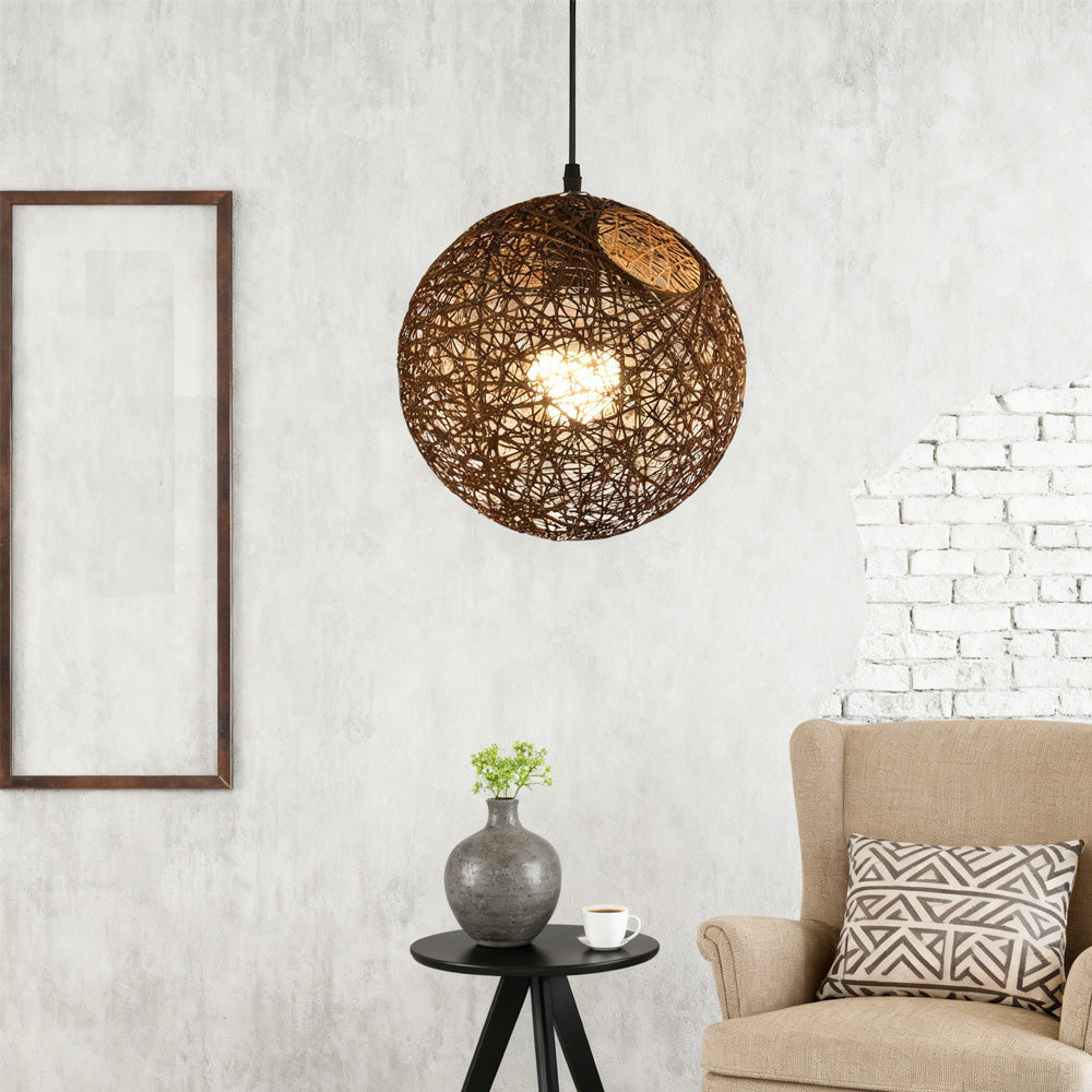 Geweven Bolvormige Plafondlamp voor Eet- en Woonkamers – Handgemaakte Hanglamp van Natuurlijke Vezels met Warme, Gefilterde Gloed