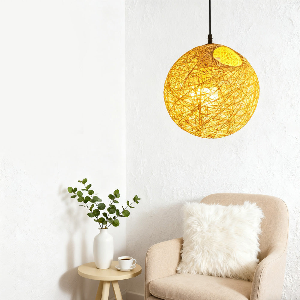 Geweven Bolvormige Plafondlamp voor Eet- en Woonkamers – Handgemaakte Hanglamp van Natuurlijke Vezels met Warme, Gefilterde Gloed