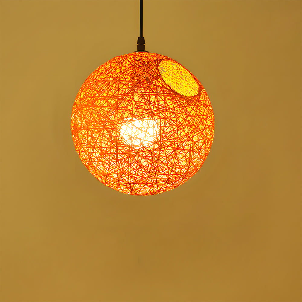 Geweven Bolvormige Plafondlamp voor Eet- en Woonkamers – Handgemaakte Hanglamp van Natuurlijke Vezels met Warme, Gefilterde Gloed