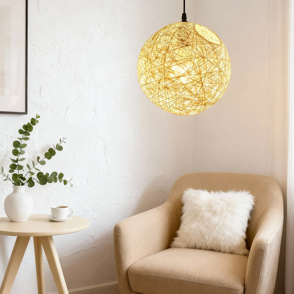 Geweven Bolvormige Plafondlamp voor Eet- en Woonkamers – Handgemaakte Hanglamp van Natuurlijke Vezels met Warme, Gefilterde Gloed