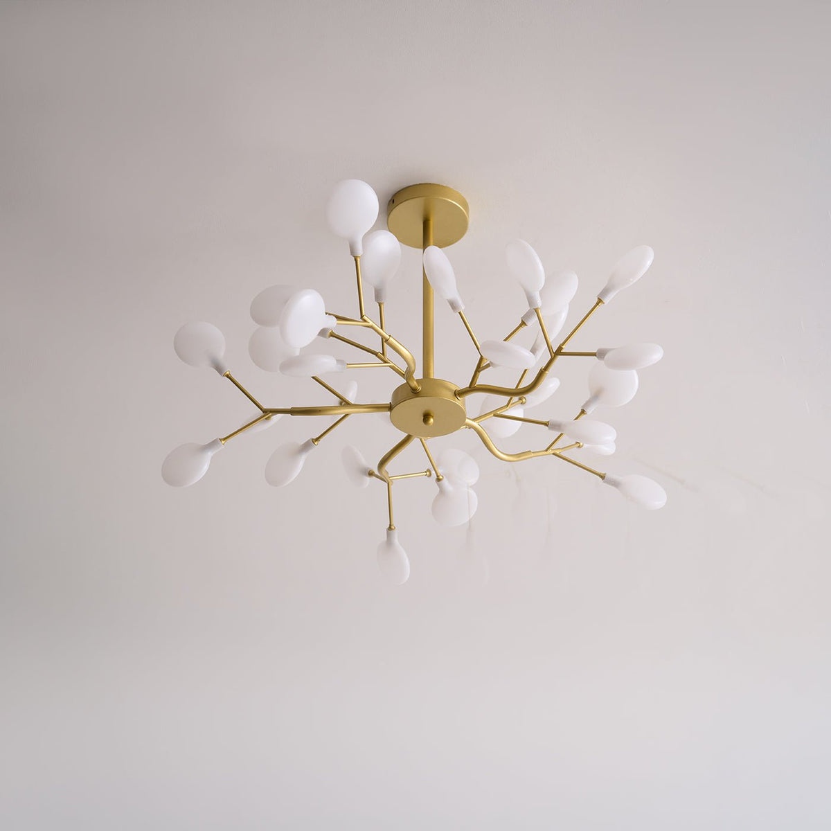 Lámpara de araña LED ramificada dorada y acrílica, moderna y llamativa, luz de techo de múltiples brazos para comedor, sala de estar, dormitorio, iluminación ajustable | Thomler