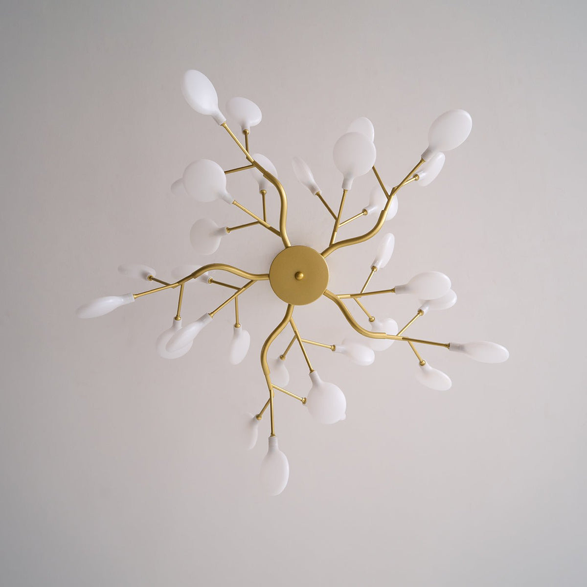 Lámpara de araña de ramas acrílicas con luces LED ajustables para comedor y entrada - de 30 a 63 ramas de luz - Regulable, acabado en metal dorado o negro