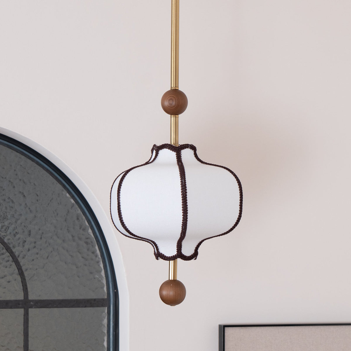 Hangende plafondlantaarn met meerdere lampen van hout en stof voor eetkamer, woonkamer & hal | Klassieke kroonluchter met trommelkap en verstelbare hoogte | Thomler