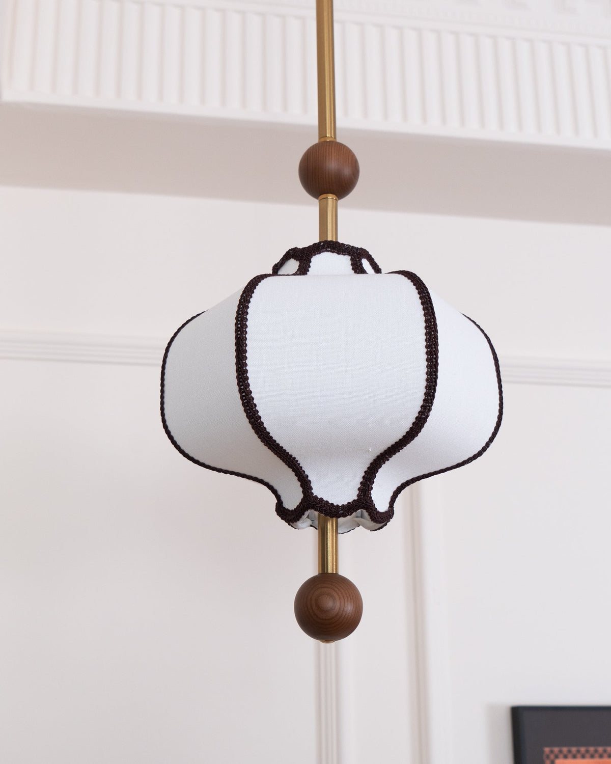 Hangende plafondlantaarn met meerdere lampen van hout en stof voor eetkamer, woonkamer & hal | Klassieke kroonluchter met trommelkap en verstelbare hoogte | Thomler