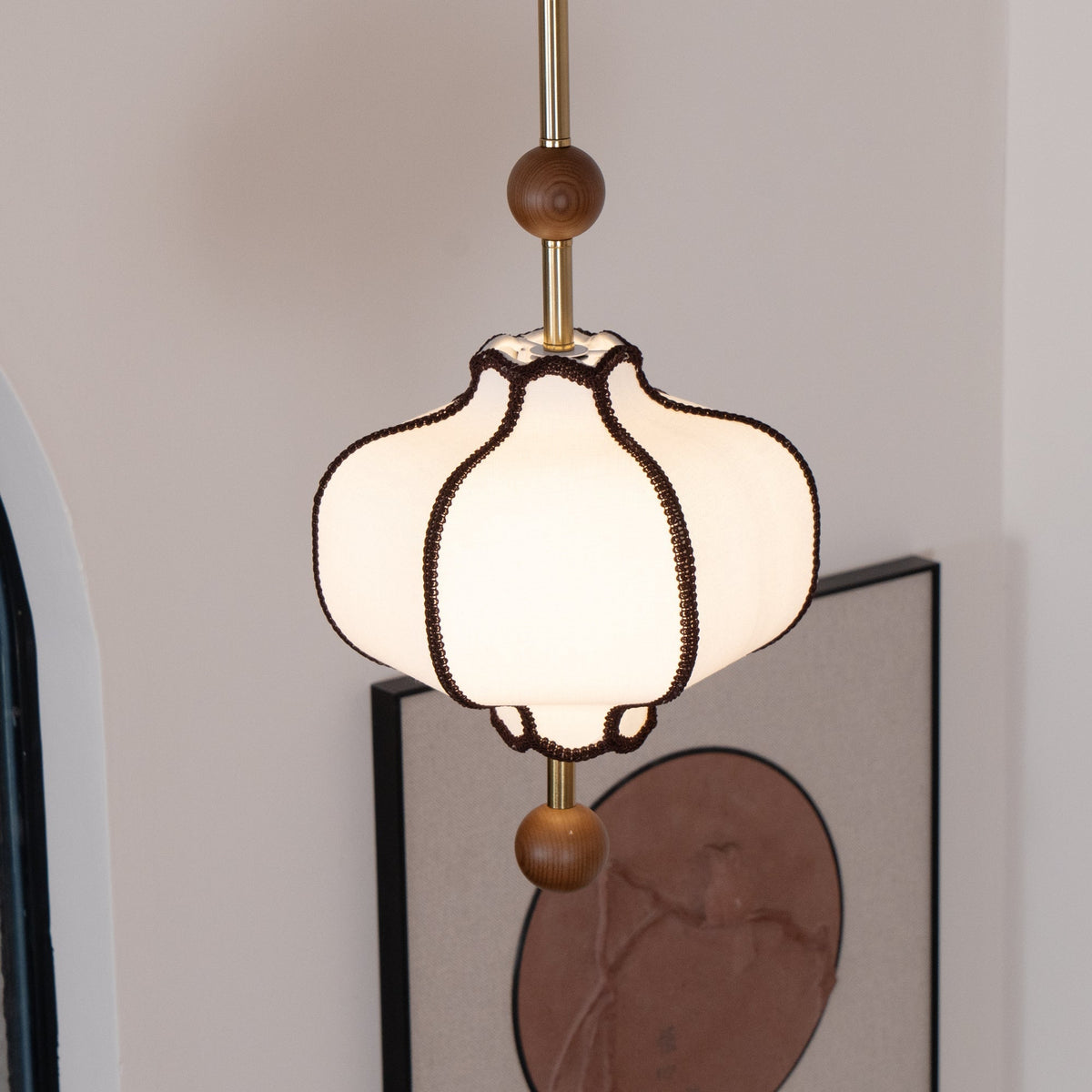 Hangende plafondlantaarn met meerdere lampen van hout en stof voor eetkamer, woonkamer & hal | Klassieke kroonluchter met trommelkap en verstelbare hoogte | Thomler