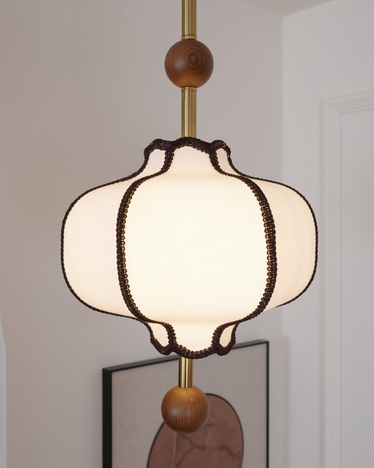 Hangende plafondlantaarn met meerdere lampen van hout en stof voor eetkamer, woonkamer & hal | Klassieke kroonluchter met trommelkap en verstelbare hoogte | Thomler