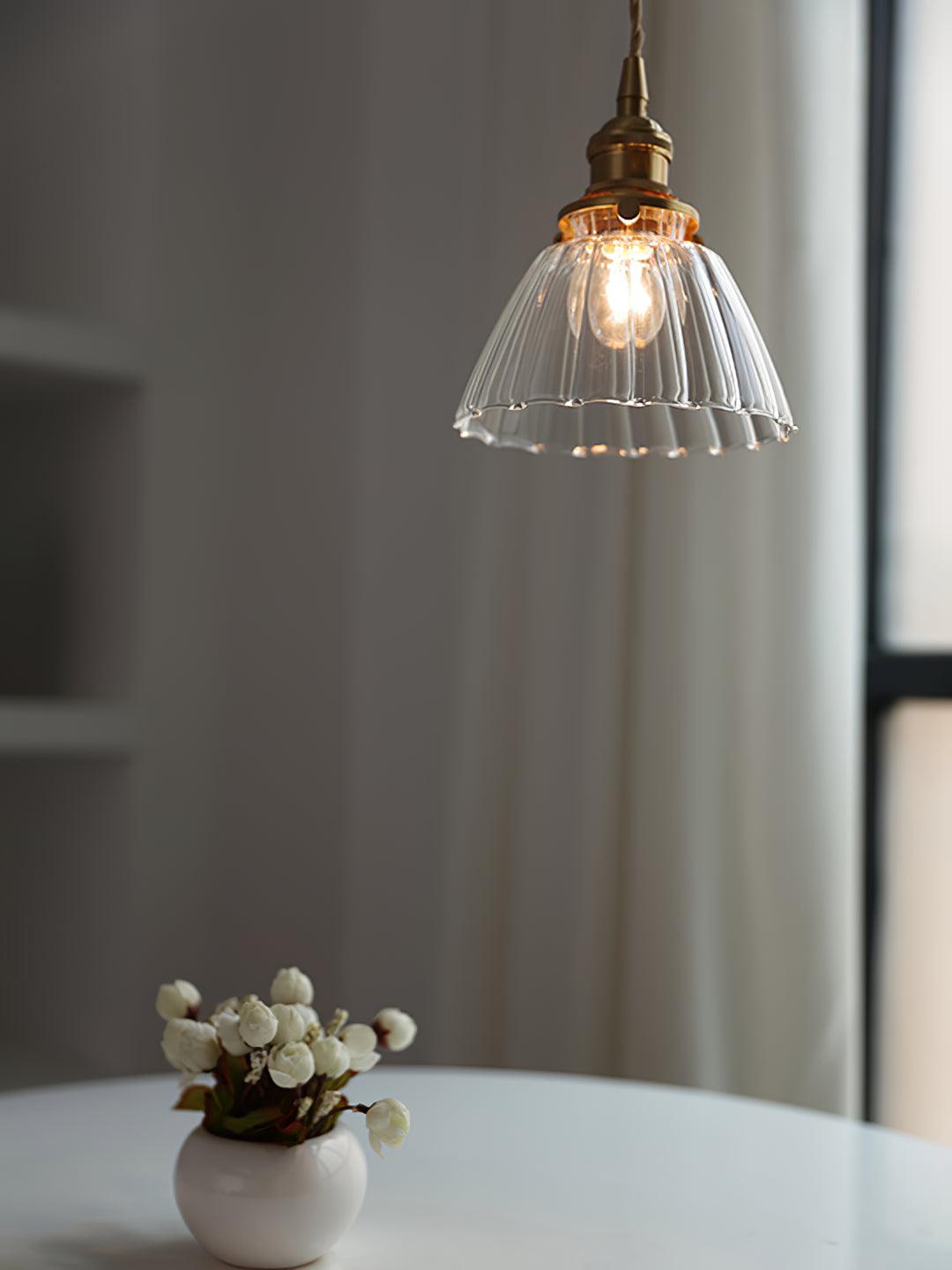 Lámpara colgante de gota de vidrio con herrajes de latón – Luz colgante para encimeras y mesas – Suspensión ajustable – Casquillo E26 – Accesorio de cúpula transparente | Thomler