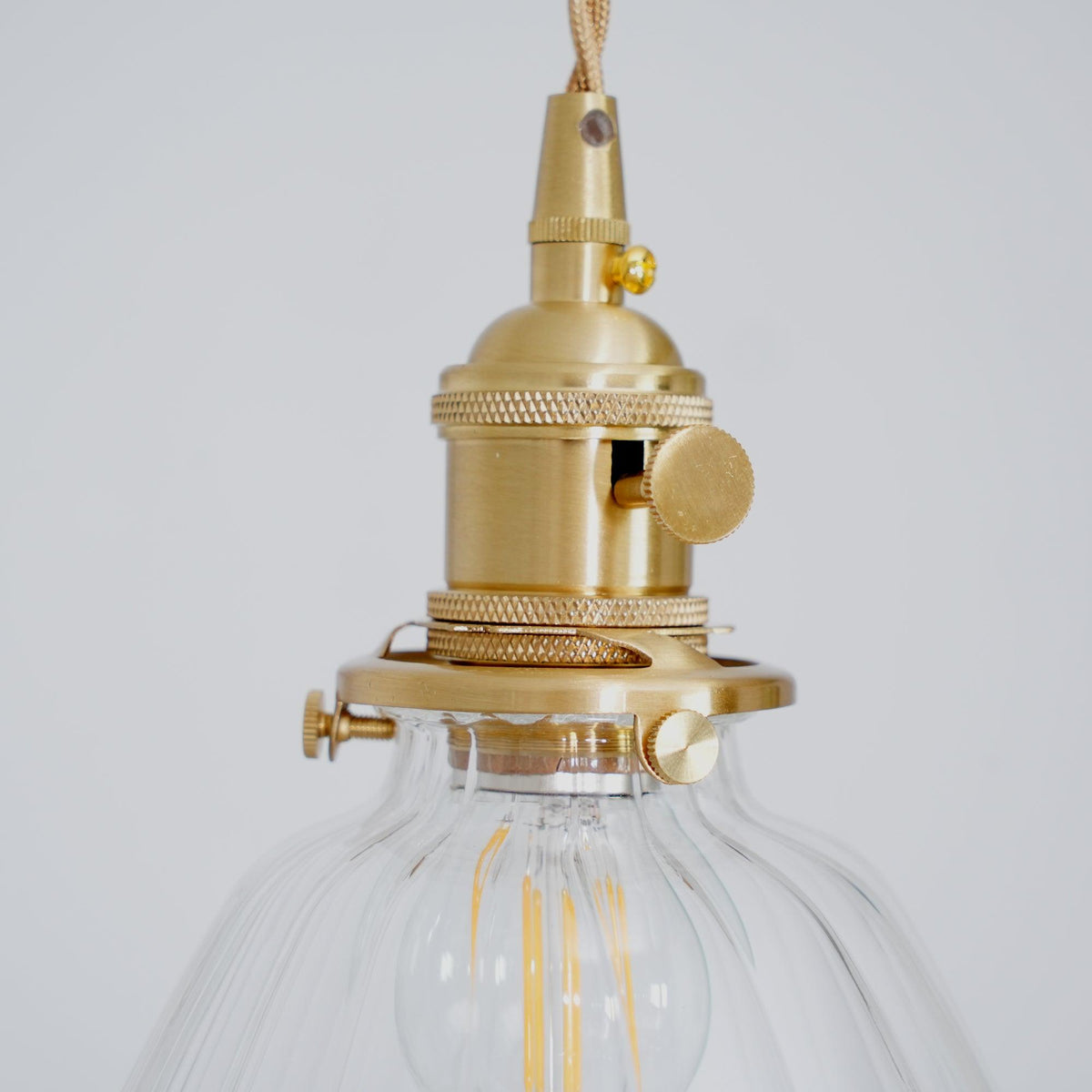 Lámpara colgante de gota de vidrio con herrajes de latón – Luz colgante para encimeras y mesas – Suspensión ajustable – Casquillo E26 – Accesorio de cúpula transparente | Thomler