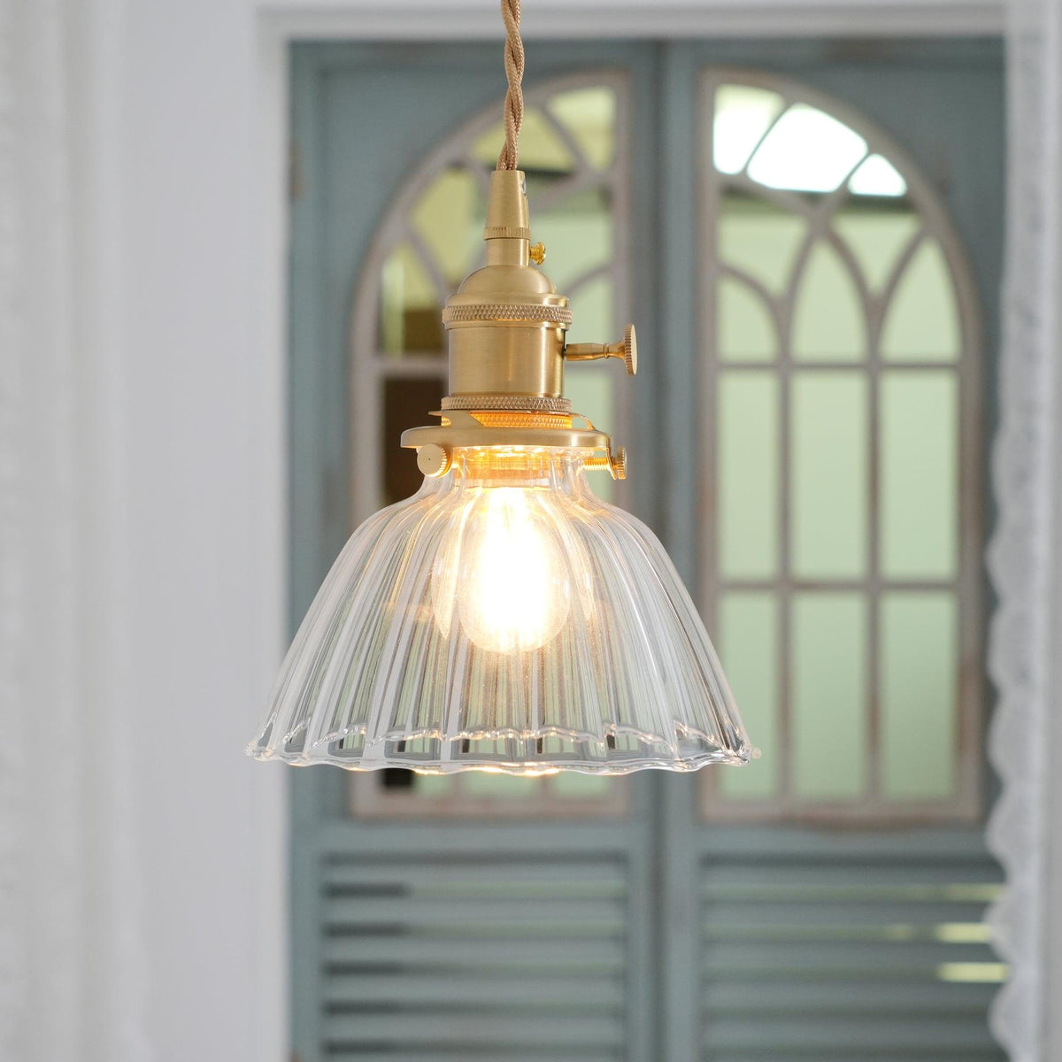 Lámpara colgante de gota de vidrio con herrajes de latón – Luz colgante para encimeras y mesas – Suspensión ajustable – Casquillo E26 – Accesorio de cúpula transparente | Thomler