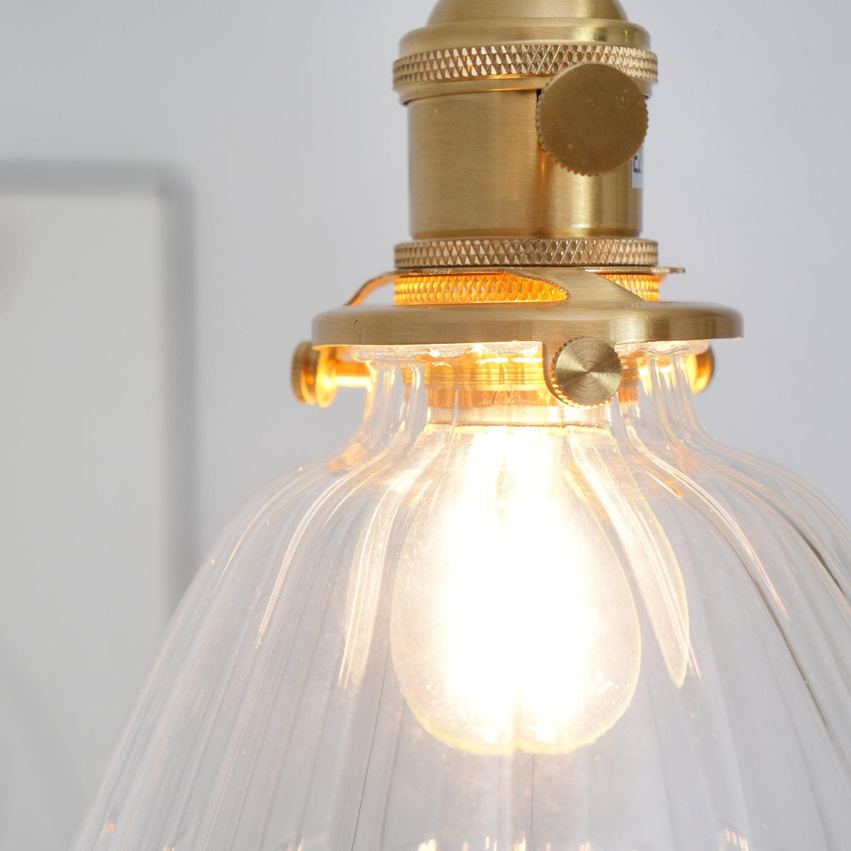 Lámpara colgante de gota de vidrio con herrajes de latón – Luz colgante para encimeras y mesas – Suspensión ajustable – Casquillo E26 – Accesorio de cúpula transparente | Thomler