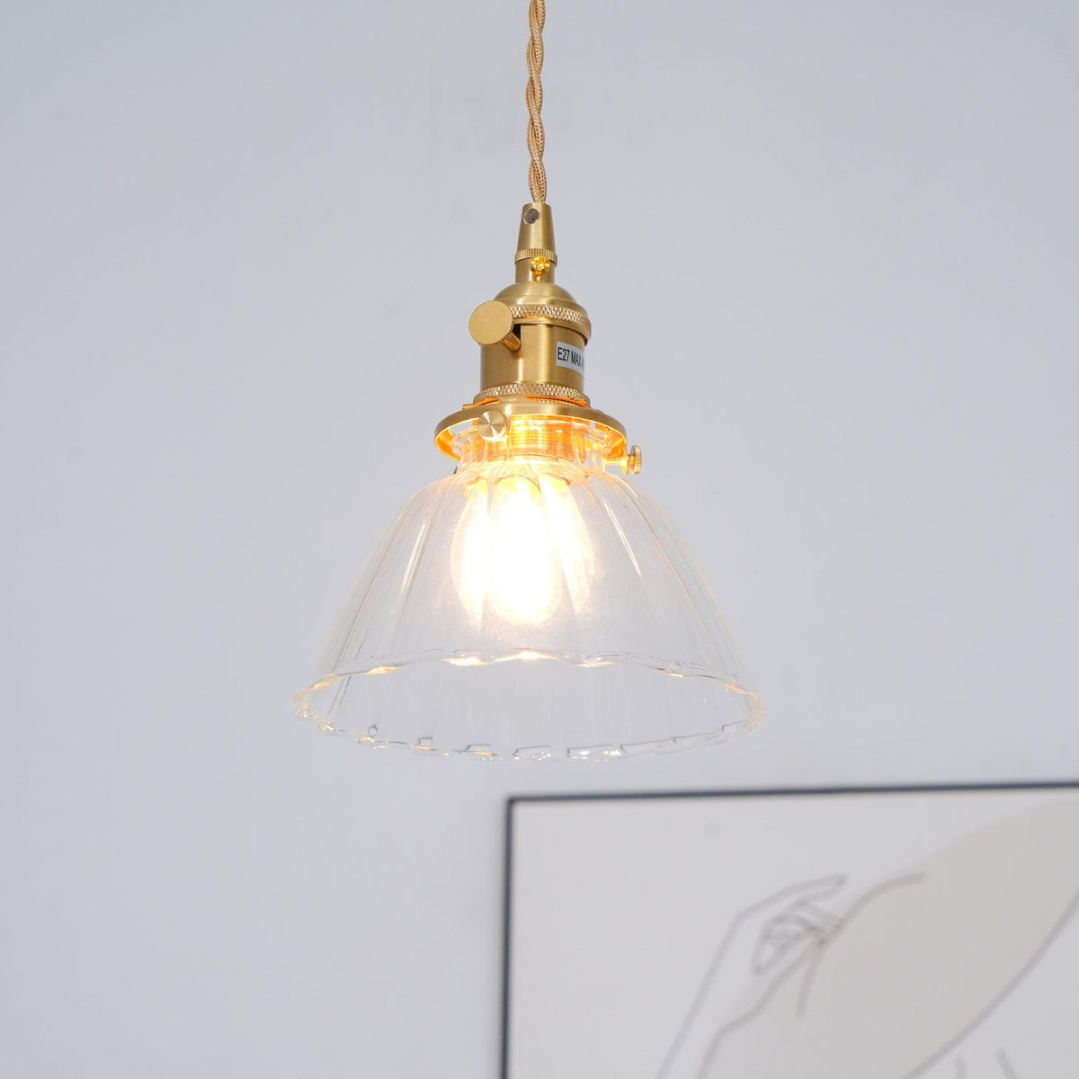 Lámpara colgante de gota de vidrio con herrajes de latón – Luz colgante para encimeras y mesas – Suspensión ajustable – Casquillo E26 – Accesorio de cúpula transparente | Thomler