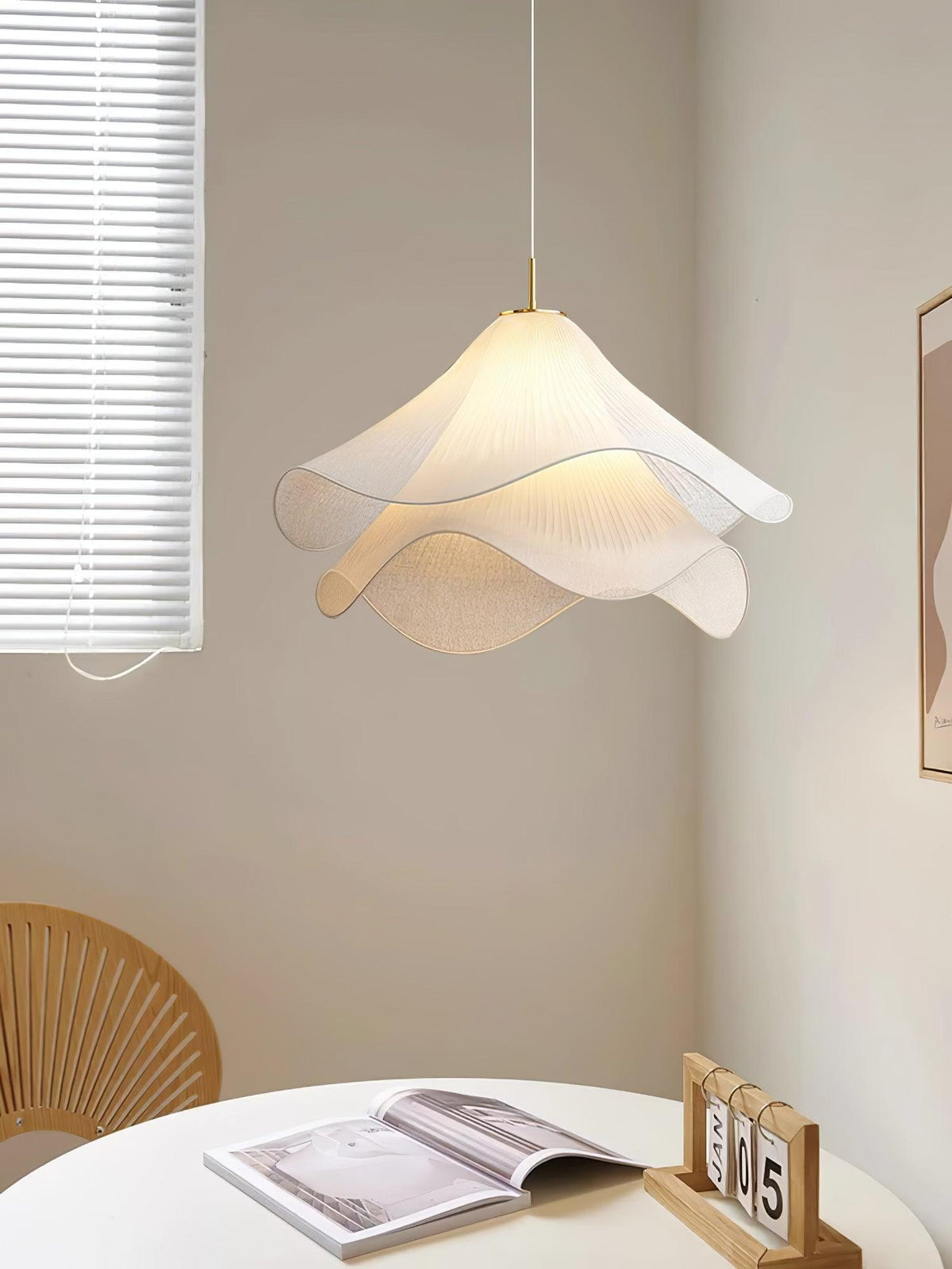 Lámpara colgante de pétalos de flores en capas, blanca y dorada, 24 pulgadas de diámetro, altura ajustable para comedor, cocina, dormitorio, sobre la mesa o isla | Thomler