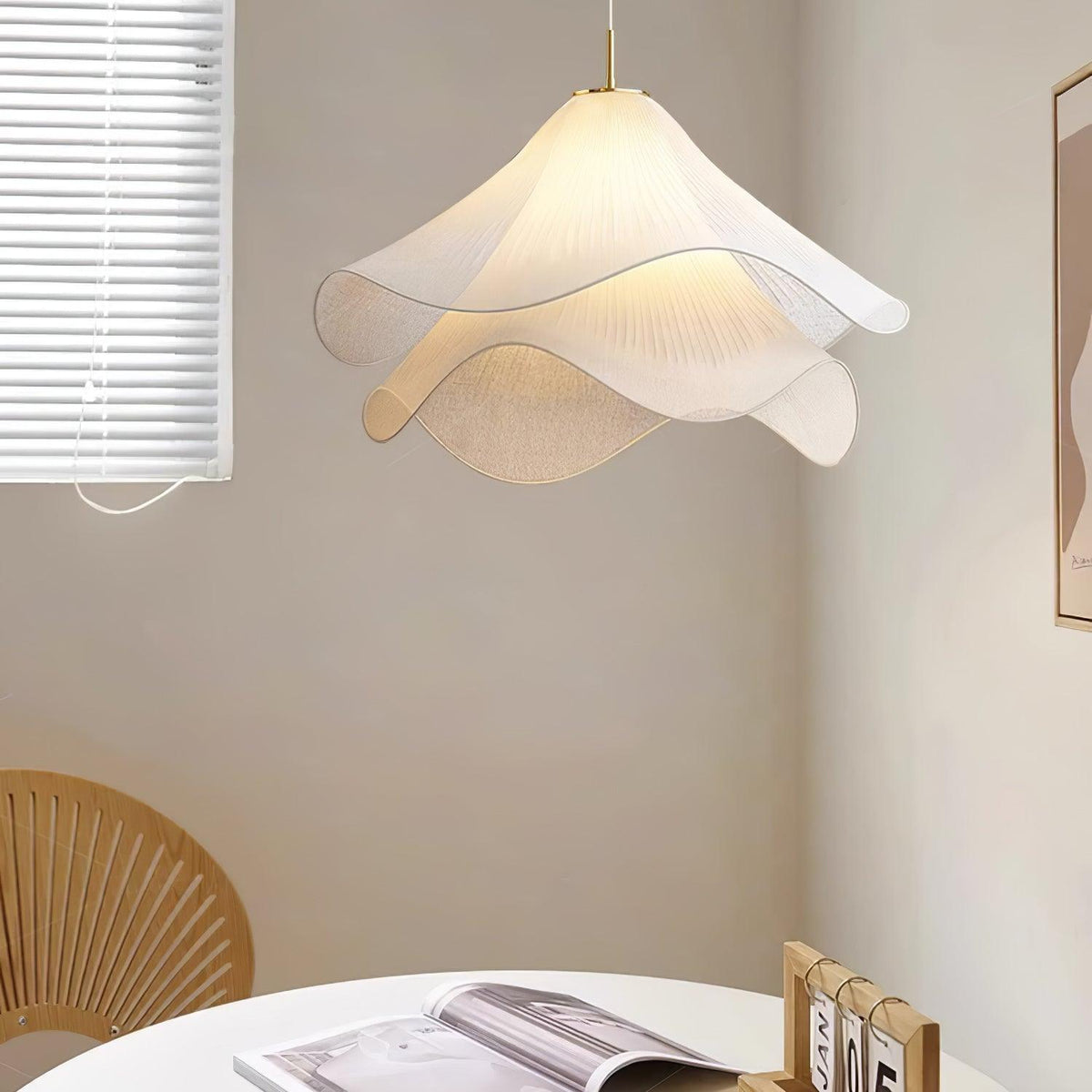 Lámpara colgante de pétalos de flores en capas, blanca y dorada, 24 pulgadas de diámetro, altura ajustable para comedor, cocina, dormitorio, sobre la mesa o isla | Thomler