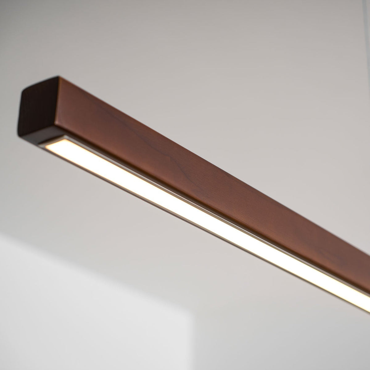 Lineaire houten hanglamp met ingebouwde led voor eetkamer en kookeiland, balkmodel, natuurlijke afwerking, verstelbare kabels, modern interieur | Thomler