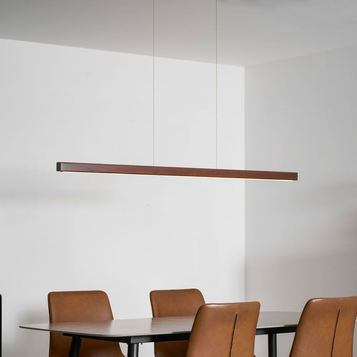 Lineaire houten hanglamp met ingebouwde led voor eetkamer en kookeiland, balkmodel, natuurlijke afwerking, verstelbare kabels, modern interieur | Thomler
